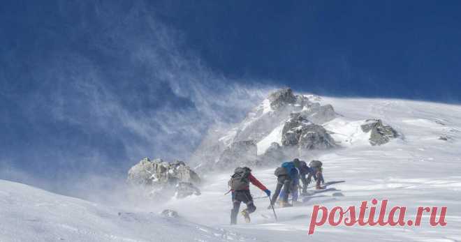 Погибли 5 туристов на Эльбрусе — стоит ли по ним плакать? Разбор психолога
23 сентября 2021. Кабардино-Балкария. Эльбрус Высота 5400 м. над уровнем моря. При восхождении группы из 20 человек (16 туристов и 4 гида-профессионала) 5 погибли и 14 спасли. Трое из живых — в травматологии, трое — в хирургии, трое — в терапии, почти все с обморожениями конечностей. По факту гибели людей возбуждено уголовное дело. Уточняется, что […]
Читай дальше на сайте. Жми подробнее ➡