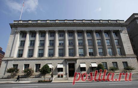 США прекращают считать РФ в своих антидемпинговых процедурах рыночной экономикой. Министерство торговли США отмечает, что после принятия решения будет применяться альтернативная методология для расчета пошлин на импорт из России, по которой специалисты будут ориентироваться на рыночные цены в странах &quot;с сопоставимым уровнем экономического развития, которая производит сопоставимый товар&quot;