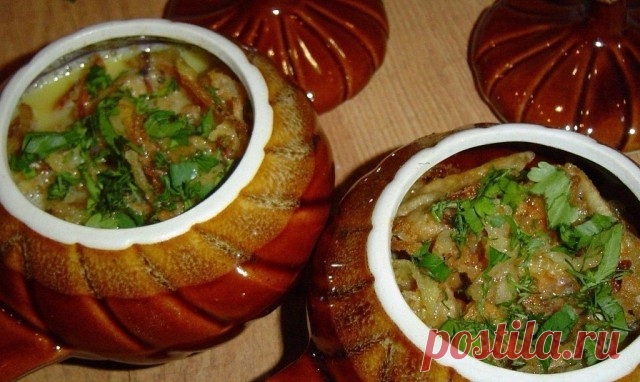 ОБАЛДЕННЫЕ БЛЮДА В ГОРШОЧКАХ: ТОП-10 РЕЦЕПТОВ 
Варианты ужина за 30 минут 
1. Горшочки с мясом, фасолью и грибами
ИНГРЕДИЕНТЫ:
● 500 г говядины (свинины, баранины)
● 200 г фасоли
● 300 г помидоров
● 300 г грибов
● 200 г болгарского перца
● 150 г лука
● соль
● перец
● растительное масло
ПРИГОТОВЛЕНИЕ:
Если Вы не любите фасоль, можно ее не добавлять.Вместо маленьких горшочков можно использовать форму для запекания с крышкой, объемом около 2.5 л.Из указанного количества ингре...