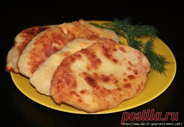 Потрясающе вкусные пирожки-лепешки с картошкой и сыром