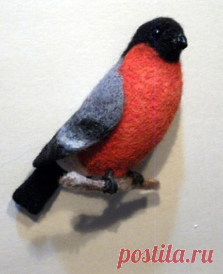 Брошь "Снегирь" из шерсти, не предназначена для крепления на легкие ткани (шелк, шифон и т. д., если только не будет использоваться зажим, который не портит легкие ткани ). Крепление может быть булавкой, может быть булавкой и зажимом вместе. Не разлохматится со временем.