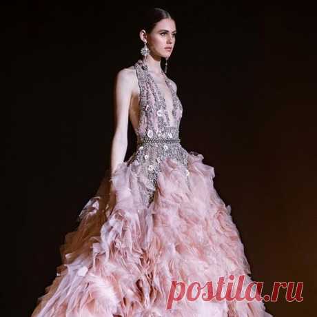 Коллекция ELIE SAAB Haute Couture Весна-Лето 2021 - FashionView.ru - ВСЯ МОДА В ДЕТАЛЯХ Эли Сааб представил свою коллекцию от кутюр Весна-Лето 2021 Theater of Dreams. Фантазии мастеров искусства моды, которые воплощаются в утонченных женских силуэтах