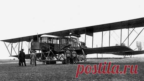 1913: первый полет многомоторного самолета «Русский витязь»
26 мая 1913 года в Петербурге состоялся первый в мире полет многомоторного самолета «Русский витязь», который был создан молодым инженером Игорем Сикорским в качестве опытного самолета для стратегической разведки. Предусматривалось размещение как двух, так и четырех моторов. Самолет, превосходивший по размерам и взлетному весу все, построенные до сих пор, положил начало новому направлению в авиации — тяжелому самолетостроению.