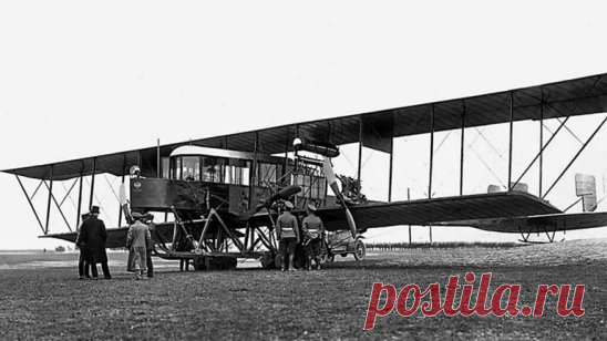 1913: первый полет многомоторного самолета «Русский витязь»
26 мая 1913 года в Петербурге состоялся первый в мире полет многомоторного самолета «Русский витязь», который был создан молодым инженером Игорем Сикорским в качестве опытного самолета для стратегической разведки. Предусматривалось размещение как двух, так и четырех моторов. Самолет, превосходивший по размерам и взлетному весу все, построенные до сих пор, положил начало новому направлению в авиации — тяжелому самолетостроению.