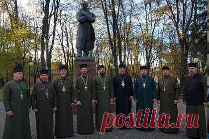 На Украине священники присоединились к флешмобу и спели песню про Бандеру. Во Львовской области военные священники-капелланы Православной церкви Украины (ПЦУ) присоединились к массовому флешмобу и исполнили песню, посвященную идеологу украинского национализма Степану Бандере. Кроме них, песню также решили спеть 50 студентов Львовской национальной музыкальной академии имени Лысенко.