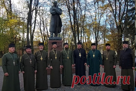 На Украине священники присоединились к флешмобу и спели песню про Бандеру. Во Львовской области военные священники-капелланы Православной церкви Украины (ПЦУ) присоединились к массовому флешмобу и исполнили песню, посвященную идеологу украинского национализма Степану Бандере. Кроме них, песню также решили спеть 50 студентов Львовской национальной музыкальной академии имени Лысенко.