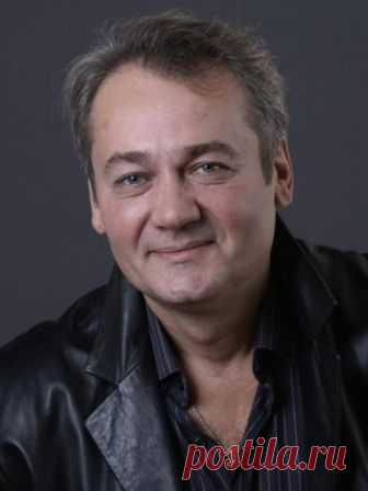 18.11.2018-ДОМ КИНО-Сергей Барышев Сергей Барышев – российский актер, которого телезрители знают по роли майора Винокурова из сериала «Тайны следствия».Сергей Барышев родился 3 октября 1963 года в городе Энгельсе Саратовской области. С этим городом связаны детство и юность будущего артиста: школа, игры во дворе, поездки в пионерск...