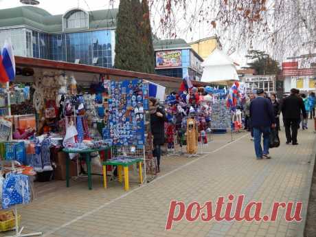 Сувенирный ряд на рынке в Адлере