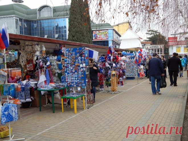 Сувенирный ряд на рынке в Адлере