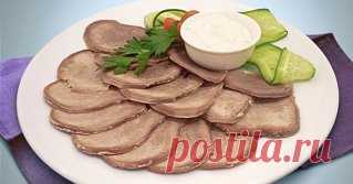 Как варить язык правильно
Чтобы язык был  вкусным, его нужно правильно сварить. Язык вымойте, удалите лишний жир. Разрежьте его на две части и положите в глубокую кастрюлю. Залейте  водой. Поставьте кастрюлю  с языком на средний огонь. НЕ солите! Доведите до кипения и снимите пену. Чтобы бурлящая вода не залила вам всю плиту – сделайте огонек  минимальным. Не кипятите язык – он станет жестким и будет похож на мясо! Теперь можно и посолить -  не более 2 чайных ложек на 3-х литровую кастрюлю, а за