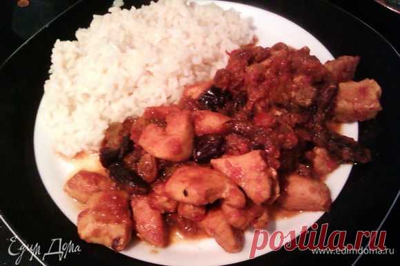 Курица по-мароккански с черносливом, изюмом, медом и корицей. Ингредиенты: оливковое масло, куриное филе, корица | Официальный сайт кулинарных рецептов