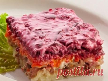 Салат «Король в гневе»
Ингредиенты:
Говядина отварная – 400 г
Отварной картофель – 400 г
Отварная свекла – 400 г
Корейская морковь – 300 г
Яблоко – 1 шт.
Майонез – 250 г
Зелень для украшения
Способ приготовления

Салат выкладывается слоями:
1 слой – охлажденное отварное мясо, порезанное тонкой соломкой.
2 слой – очищенное, натертое на терку яблоко, майонез.
3 слой – натертый на терке отварной картофель, майонез.
4 слой – натертая на терке отварная свекла.
5 слой –  морковь...