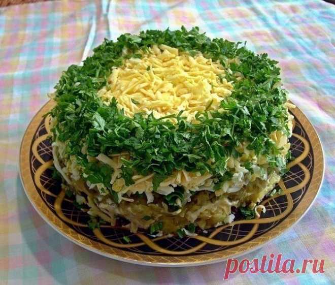 НОВЕЙШИЙ и ВКУСНЕЙШИЙ Салат ГРИБЫ под ШУБОЙ. - 500 гр грибов - 1-2 головки репчатого лука - 3-4 вареные картофелины - зеленый лук - 3-4 яйца - несколько соленых огурцов - 200 гр твердого сыра - майонез Приготовление: 1. Грибы перебираем, моем, режем и жарим на сковородке и репчатым луком. 2. Вареный картофель, яйца, соленые огурцы, сыр трем на крупной терке. 3. Выкладываем слоями: 1 слой - жареные грибы с луком 2 слой - вареный картофель 3 слой - зеленый лук 4 слой - майон...