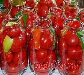 «Царские» помидоры «Царские» помидоры для цариц:) Вкусные, сладкие помидорки.  Мой любимый рецепт.  На 3-х литровую банку. Помидоры вымыть, наколоть зубочисткой дырочки (чтоб не трескались). В банку положить: укроп зонтиком, гвоздика 2-3 шт, душистый перец горошком 2-3 шт, перец острый стручок(отрезать колечко 5мм.), лавровый лист, перец болгарский 1/4. Помидоры и специи уложить в чистую банку(я не стерилизую), залить кипятком. Дать остыть. Воду вылить.