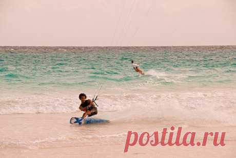 Пляж с розовым песком (Pink Sands Beach) на острове Харбор, Багамы

Багамские острова - это райское место, которое привлекает туристов со всего мира своими пляжами, незабываемыми видами, природой, романтическими закатами, а также здесь самое прекрасное место для дайвинга. Но одно место здесь особо уникальное, это - пляж с розовым песком (Pink Sands Beach), который находится на острове остров Харбор (Harbour Island, Bahamas).