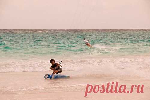 Пляж с розовым песком (Pink Sands Beach) на острове Харбор, Багамы

Багамские острова - это райское место, которое привлекает туристов со всего мира своими пляжами, незабываемыми видами, природой, романтическими закатами, а также здесь самое прекрасное место для дайвинга. Но одно место здесь особо уникальное, это - пляж с розовым песком (Pink Sands Beach), который находится на острове остров Харбор (Harbour Island, Bahamas).