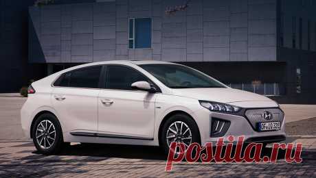 Электрический хэтчбек Hyundai Ioniq после рестайлинга поехал дальше В начале года семейство экомобилей Hyundai Ioniq обновилось на две трети: лёгким рестайлингом корейцы прошлись по гибридным версиям хэтчбека — обычной