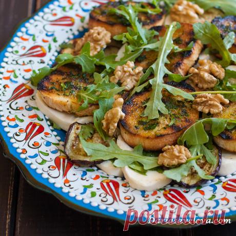 Салат с баклажанами, моцареллой и гренками - Daria Saveleva Я очень люблю баклажаны, готова есть их в любой сезон, особенно в сочетании с чесноком, кинзой и грецким орехом. Это...