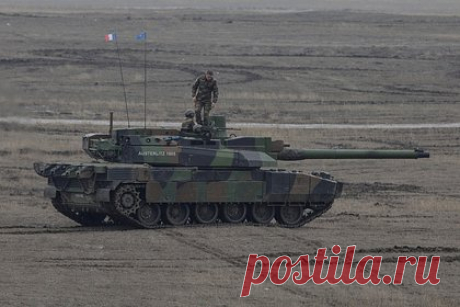 Франция отказалась поставлять танки Leclerc Украине. Франция отказалась поставлять Вооруженным силам Украины (ВСУ) танки Leclerc из-за провала бронемашин AMX-10RC. Об этом заявил бывший помощник заместителя главы Пентагона Стивен Брайен. Он также отметил, что на решение Парижа повлияла ситуация с бронетехникой других стран, включая немецкие танки Leopard 2.