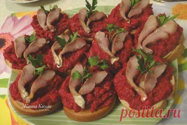 Ленивая шуба
- багет
- 2 свеклы
- 1 морковь, 1 картофель
- 1 селедка
- 200 гр майонеза
- 2-3 зубчика чеснока
- зелень - укроп, петрушка
- соль - по вкусу
Все отварные овощи и зелень порезать, хорошо перемешать до получения однородной массы, посолить, поперчить.
Затем добавить майонез, измельченный чеснок и немного мелко нарубленной зелени и еще раз перемешать.
Полученную массу выложить на хлебные ломтики.
Сверху положить кусочки селедки. Украсить зеленью.