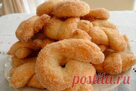 Это вкусное, нежное, ароматное печенье не оставит вас равнодушными! Рецепт очень простой, а печенье похвалят не раз и не два. Ингредиенты: 250 г пшеничной муки; 100 г сахара; 100 г сливочного масла; 3-4 столовой ложки теплой воды; 2-3 чайной ложки корицы; 10 г разрыхлителя для теста; щепотка соли. Рецепт приготовления: В размягченное сливочное масло, добавить […]