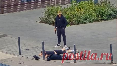 Стала известна причина стрельбы в Новой Москве. В Новой Москве двое мужчин открыли стрельбу во дворе жилого дома, чтобы вернуть в воинскую часть контрактника, отсутствовавшего на службе. Об этом "Газете.Ru" рассказал участник инцидента Антон (имя изменено). "Мой ...