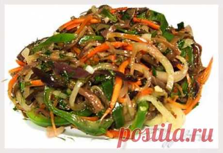 Баклажаны по-корейски Эта вкуснейшая закуска готовится 2-3 дня!!! Надо набраться терпения, но приготовить ее стоит. Думаю, не пожалеете... Нам понадобится: 4 баклажана 2 сладких перца 1 большая морковь 1 большая луковица (или 2 небольших) чеснок (3-4 зубчика) уксус (5 % , 1-2 стол...