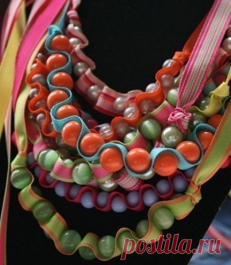 Бусы из лент и бусин