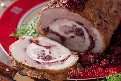 Мясной рулет с клюквой — рецепт