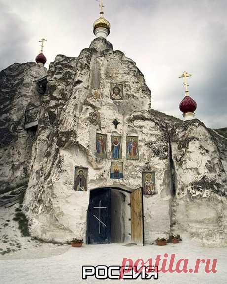 село Костомарово, Подгоренский район, Воронежская область Спасский храм (пещерный) • храм во имя преподобного Серафима Саровского • храм во имя иконы Пресвятой Богородицы «Взыскание погибших» • Пещера покаяния