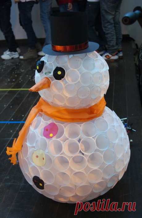Muñeco de nieve hecho con vasos / Snowman made with plastic cups | La Factoría Plástica