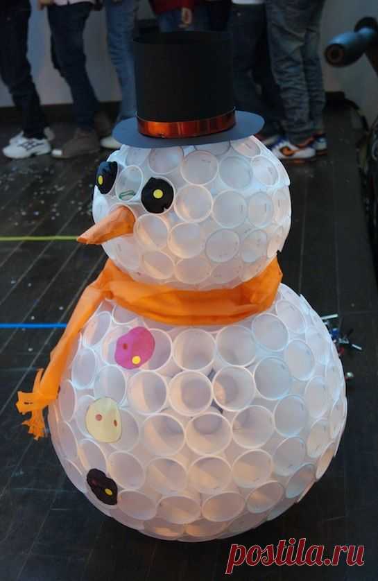Muñeco de nieve hecho con vasos / Snowman made with plastic cups | La Factoría Plástica