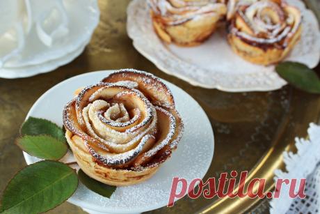 Розочки из слоеного теста с яблоками