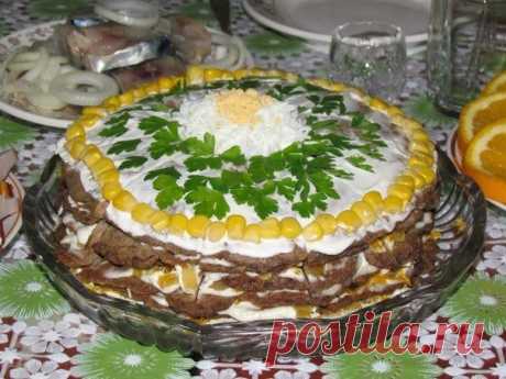 Печеночный торт Печеночный торт• 700 г куриной печени• 2 яйца• 100 мл молока• 100 г муки• 200 г лука• 200 г моркови• 3 зубчика чеснока• майонез• растительное масло• сольЛук мелко покрошить.Морковь натереть на средней…