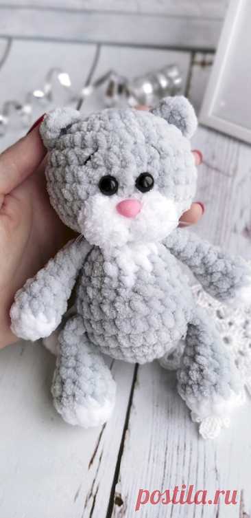 PDF Котёнок Моня крючком. FREE crochet pattern; Аmigurumi doll patterns. Амигуруми схемы и описания на русском. Вязаные игрушки и поделки своими руками #amimore - плюшевый котик, кот из плюшевой пряжи, кошечка, кошка, котенок.