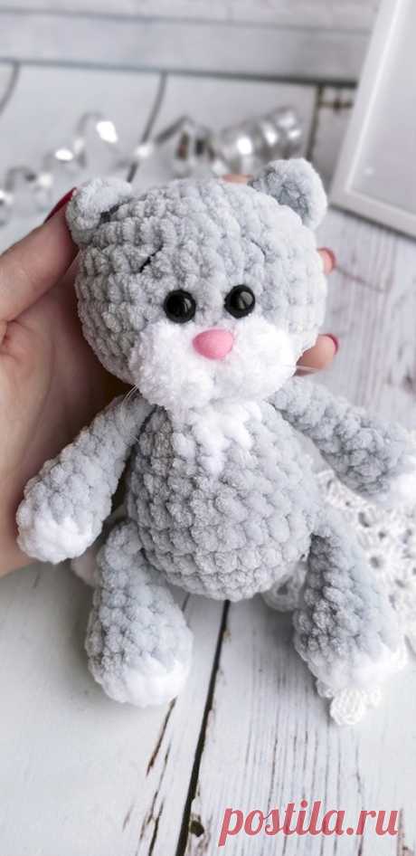 PDF Котёнок Моня крючком. FREE crochet pattern; Аmigurumi doll patterns. Амигуруми схемы и описания на русском. Вязаные игрушки и поделки своими руками #amimore - плюшевый котик, кот из плюшевой пряжи, кошечка, кошка, котенок.