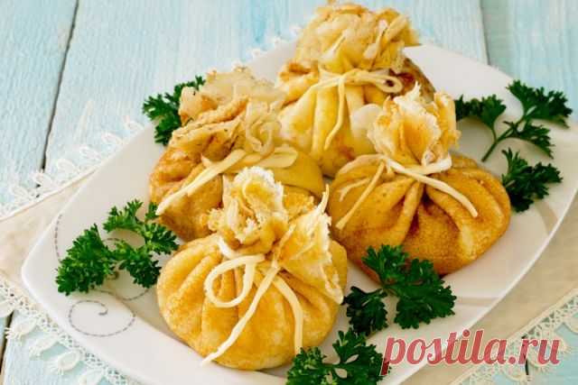 МЕШОЧКИ ИЗ БЛИНОВ С КУРИЦЕЙ И СОЛЕНЫМИ ОГУРЦАМИ

ИНГРЕДИЕНТЫ
8 тонких блинов
300 г куриного филе
1 луковица
200 г отварного риса
2 соленых огурца
растительное масло
соль и перец по вкусу
100 г сыра косички
Для приготовления этого блюда отлично подойдут тонкие блины на молоке. Помимо соли и перца ты можешь дополнить начинку любыми специями, а количество соленых огурцов можно корректировать.

Как приготовить мешочки из блинов с курицей и солеными огурцами
Куриное филе нарежь...
