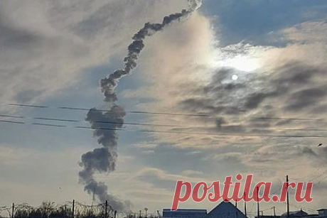Появились новые кадры работы ПВО в небе над Энгельсом. Очевидцы опубликовали новые кадры работы ПВО в небе над Энгельсом Саратовской области. Кадры появились в сообществе «Энгельс онлайн» в социальной сети «ВКонтакте». На снимках видно, что выпущенные с земли ракеты ПВО оставляют в небе дымный след. Также, судя по кадрам, выпущенные ракеты достигли цели.