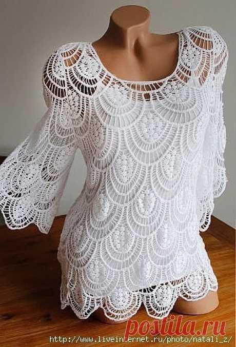 ТУНИКА "НЕВОЗМОЖНОЕ ВОЗМОЖНО" ЮЛИИ ПОПОВОЙ   

Итак приступаем к вязанию. Нитки лучше взять способные струится. Это может быть шёлк, вискоза, мерсеризованный хлопок. Толщину нити Вы выбираете сами. У меня нитка не очень тонкая "Косичка" Семёновская, 313м/100гр. Для более тонких ниток 13, 15, 17 ряд я бы вязала умножая на 2, т. е. где 2 столбика без накида, надо вязать 4, но считать как два.
Вот схема:
Цитировать фото

 
есть ещё вариант шишечек: 
Начало работы Юлия Попова ...