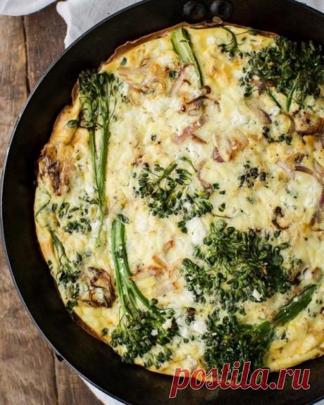 Фриттата с брокколи Ингредиенты:
Брокколи &mdash; 500 гКрасный лук &mdash; 1 шт.Оливковое масло &mdash; 1 ст. л.Чеснок &mdash; 3 зубчикаЯйца &mdash; 8 шт.Сыр &mdash; 100 гСоль, перец &mdash; по вкусуПриготовление: 
Брокколи разделите на соцветия. Выложите в большую сковороду, добавьте ½ стакана воды и...