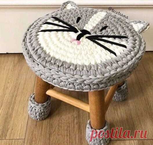 Оригинальная сидушка на табуретку в детской