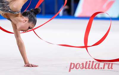 Российские гимнастки выиграли 4 золотые медали на международном турнире FIG. В турнире среди взрослых победительницей в упражнении с лентой стала Арина Ткачук, у юниорок первое место в личном многоборье и упражнениях с булавами и лентой заняла София Ланцова