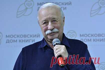 Якубович рассказал о неожиданном новогоднем предложении Эрнсту. Ведущий капитал-шоу «Поле чудес» Леонид Якубович рассказал, что предложил свою идею празднования Нового года на Первом канале. «Если мое предложение примет генеральный директор канала Константин Эрнст, это будет абсолютно новый, неожиданный Новый год», — высказался он.