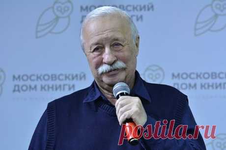 Якубович рассказал о неожиданном новогоднем предложении Эрнсту. Ведущий капитал-шоу «Поле чудес» Леонид Якубович рассказал, что предложил свою идею празднования Нового года на Первом канале. «Если мое предложение примет генеральный директор канала Константин Эрнст, это будет абсолютно новый, неожиданный Новый год», — высказался он.