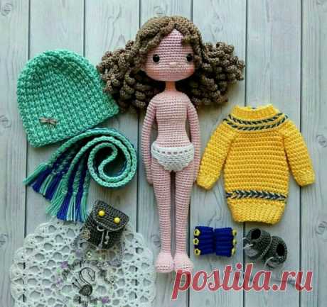 Вязаная куколка со всем гардеробом