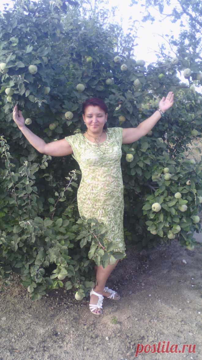 Нежно-зеленое платье узором "Ананас"