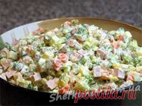 Зимовий салат Олів'є Інгредієнти: філе яловичини або язик- 500 г; картопля свіжа - 3 шт.; яйця курячі - 5-6 шт.; огірки солоні бочкові або мариновані - 2-3 шт; горошок консервований - 1 маленька баночка; сметана; сіль; будь-яка зелень.Спосіб приготування: 1. Картоплю відварюємо в «мундирі» (шкірці), Остуджуємо,