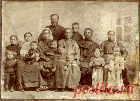Фотография семьи крестьянина Василия Попкова (предположительно 1907г.)