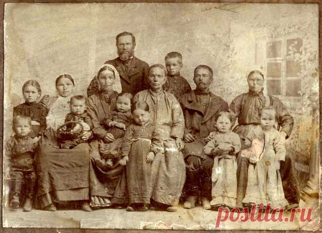 Фотография семьи крестьянина Василия Попкова (предположительно 1907г.)