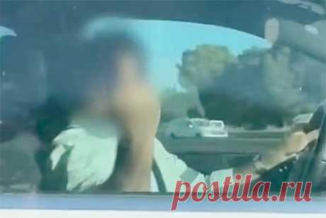 Водитель попытался протаранить авто туристов на курорте Европы и попал на видео